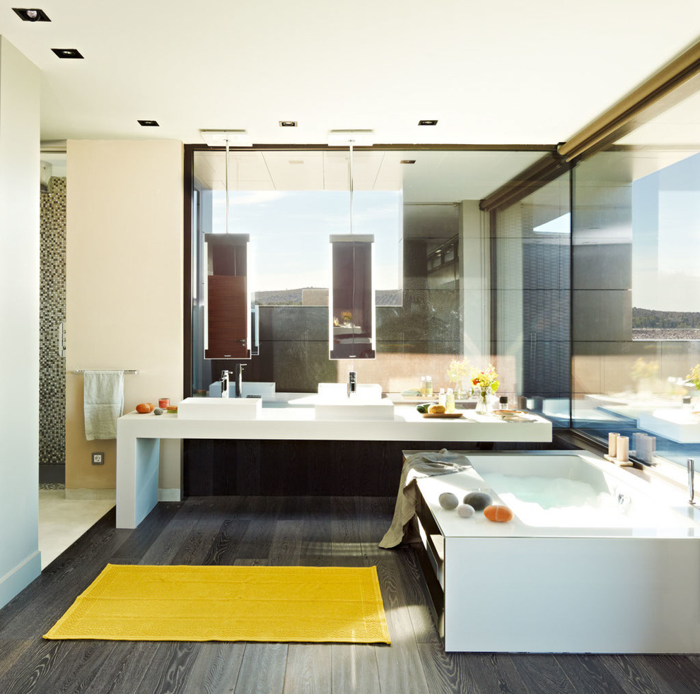Idéer för stora funkis en-suite badrum, med en dusch/badkar-kombination, ett platsbyggt badkar, vita väggar och ett fristående handfat