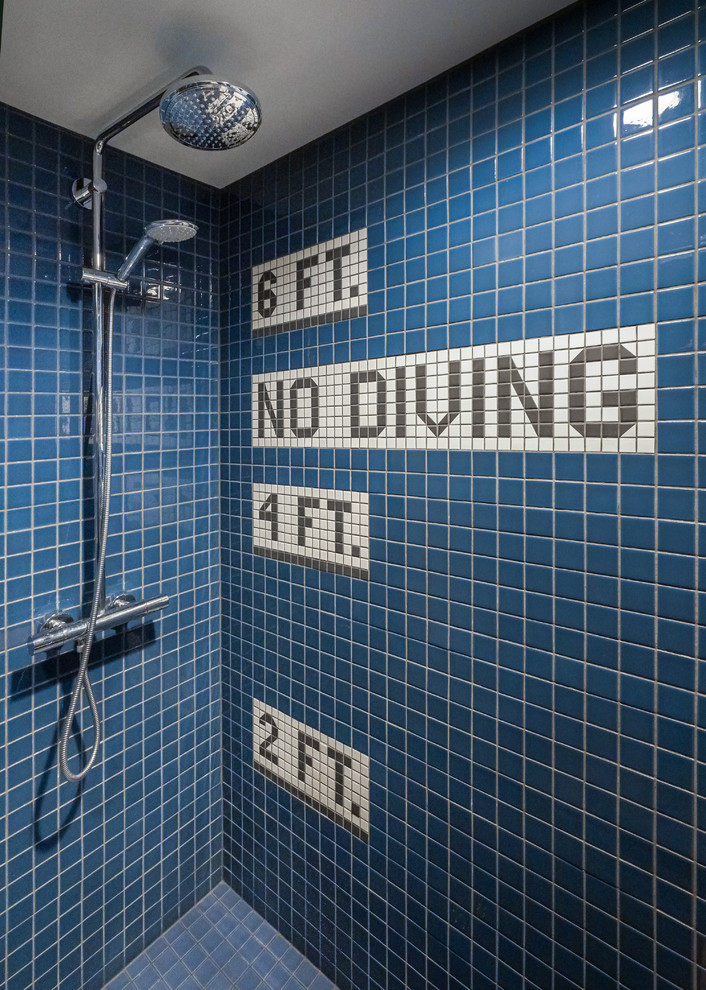 Industrial Duschbad mit Duschnische, Wandtoilette mit Spülkasten, blauen Fliesen, Mosaikfliesen, weißer Wandfarbe, Betonboden, Wandwaschbecken, grauem Boden und Schiebetür-Duschabtrennung in Portland