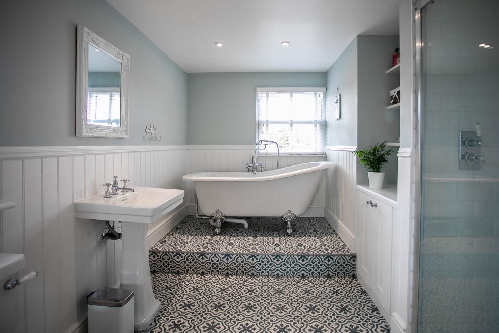 Imagen de cuarto de baño principal, único y gris y blanco clásico renovado grande con bañera exenta, ducha empotrada, paredes grises, lavabo con pedestal, suelo multicolor y ducha con puerta con bisagras