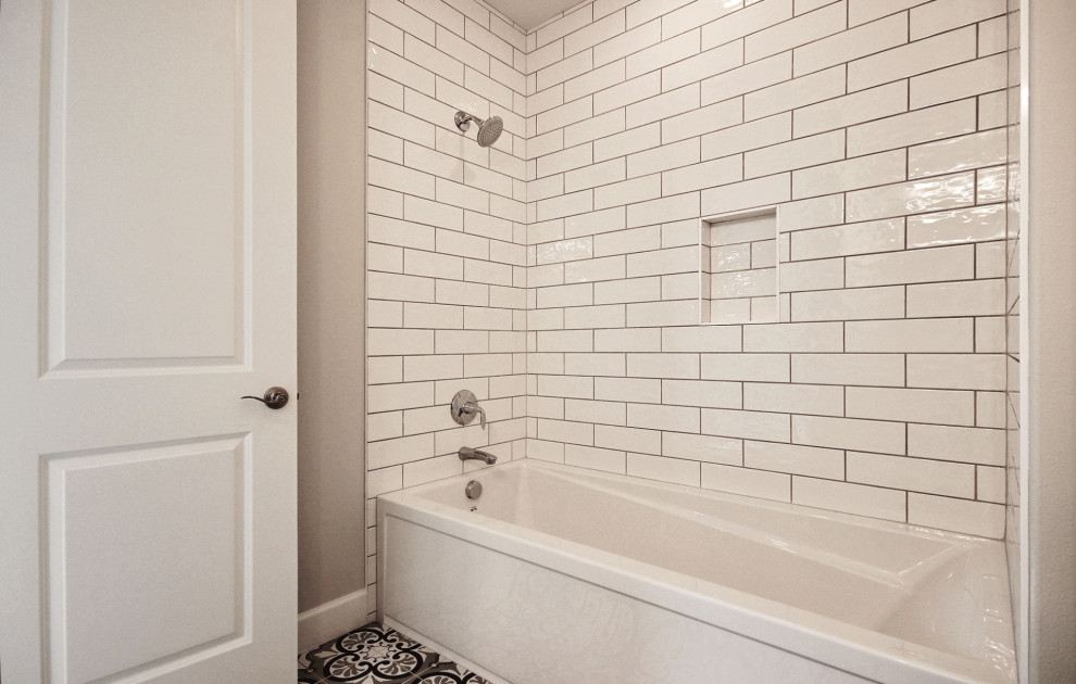 Inspiration för mellanstora klassiska vitt badrum för barn, med luckor med infälld panel, vita skåp, ett platsbyggt badkar, en dusch/badkar-kombination, en toalettstol med hel cisternkåpa, vit kakel, keramikplattor, beige väggar, klinkergolv i keramik, ett undermonterad handfat, bänkskiva i kvarts, flerfärgat golv och med dusch som är öppen