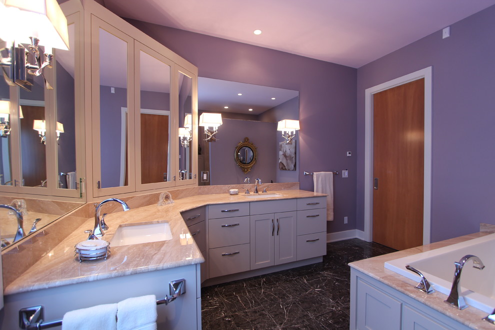 На фото: большая главная ванная комната в стиле фьюжн с фасадами с утопленной филенкой, бежевыми фасадами, накладной ванной, раздельным унитазом, коричневой плиткой, каменной плиткой, фиолетовыми стенами, мраморным полом, врезной раковиной, мраморной столешницей и открытым душем