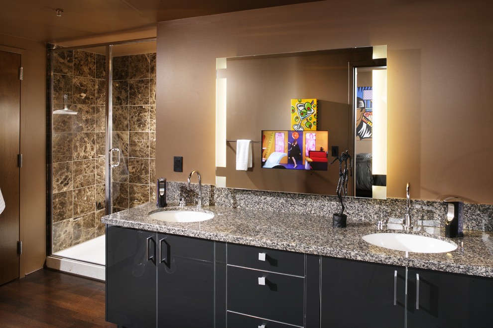 サクラメントにあるコンテンポラリースタイルのおしゃれな浴室 (御影石の洗面台) の写真