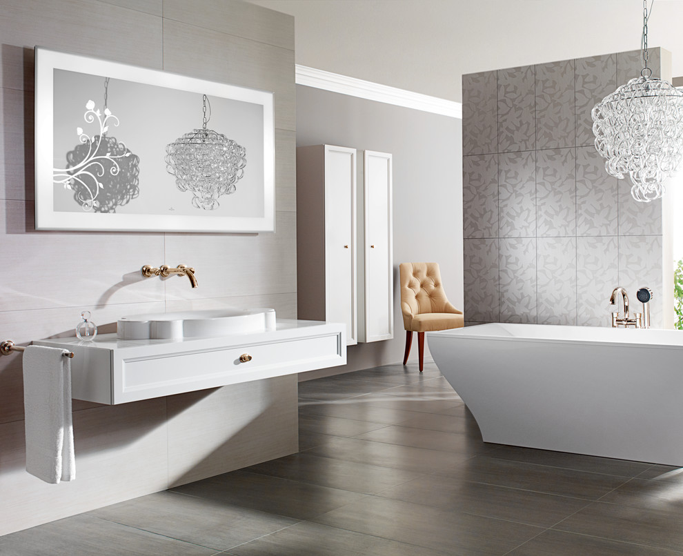 Foto de cuarto de baño tradicional con bañera exenta y paredes grises