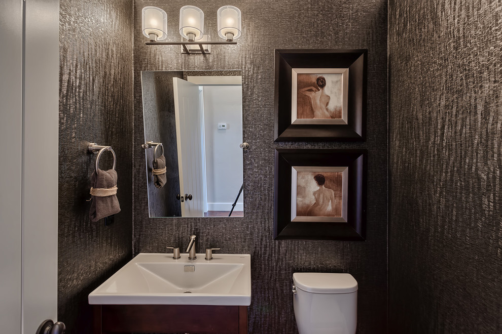 Foto på ett funkis badrum, med luckor med upphöjd panel, skåp i mörkt trä, bruna väggar, klinkergolv i porslin, ett piedestal handfat och beiget golv