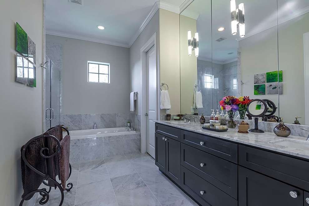 Идея дизайна: главная ванная комната среднего размера в стиле модернизм с гидромассажной ванной и мраморной столешницей