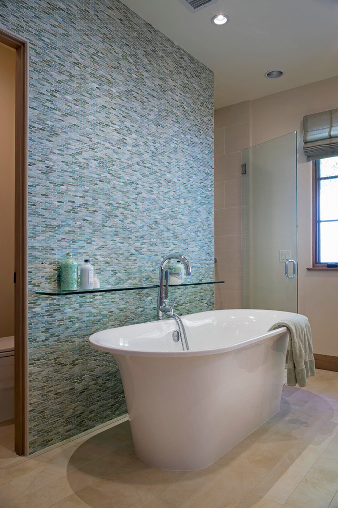 Bild på ett mellanstort medelhavsstil en-suite badrum, med släta luckor och blå skåp