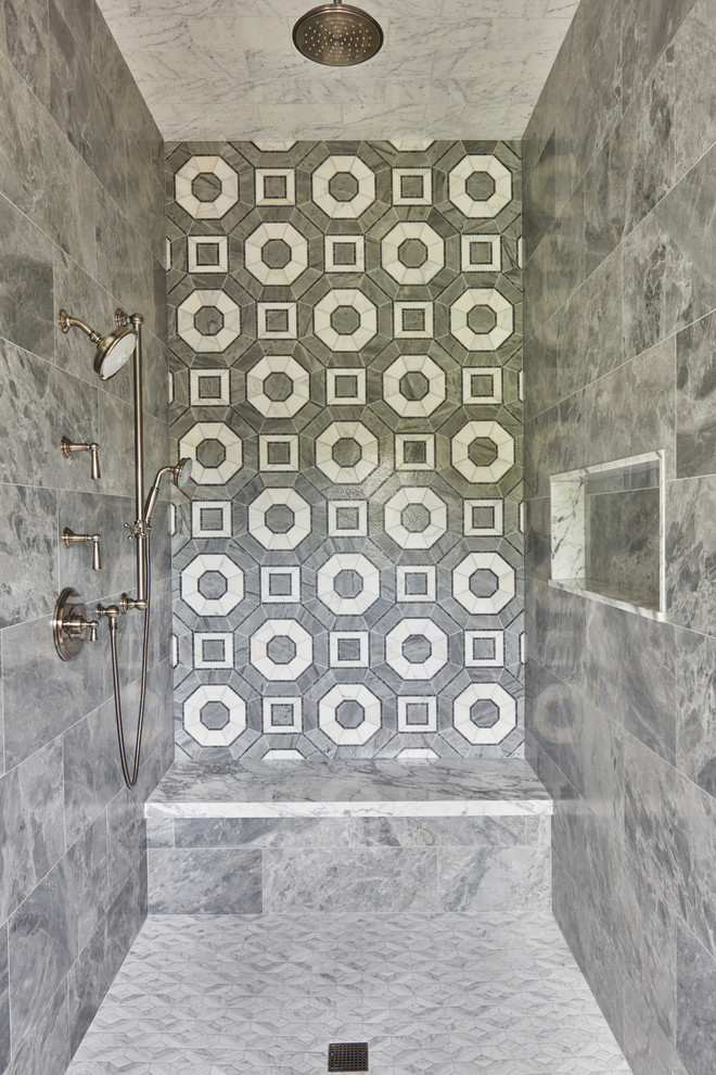 Diseño de cuarto de baño principal clásico con puertas de armario grises, baldosas y/o azulejos grises, baldosas y/o azulejos de piedra, suelo con mosaicos de baldosas, encimera de mármol y ducha esquinera