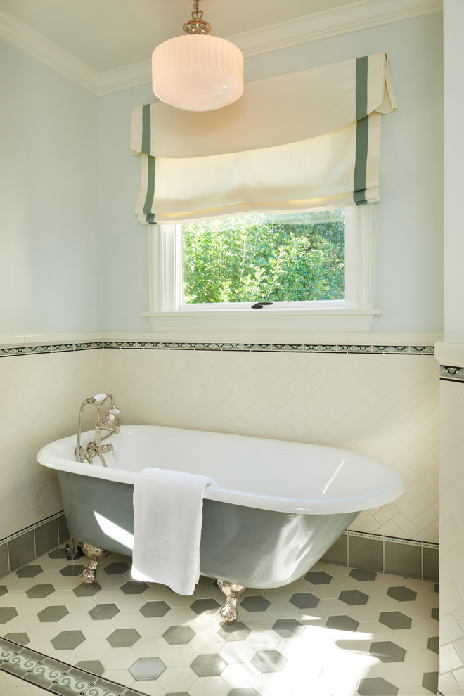 Foto di una stanza da bagno classica con lavabo sottopiano, ante bianche, top in quarzite, vasca freestanding, pareti grigie e pavimento con piastrelle in ceramica