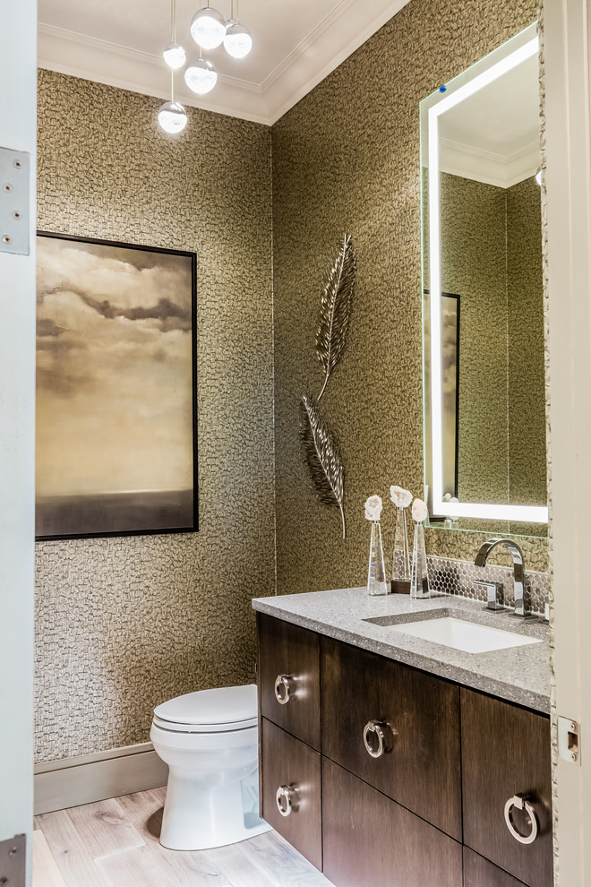 Стильный дизайн: огромная ванная комната в стиле неоклассика (современная классика) с плоскими фасадами, темными деревянными фасадами, унитазом-моноблоком, разноцветной плиткой, металлической плиткой, разноцветными стенами, полом из керамической плитки, душевой кабиной, врезной раковиной, столешницей из искусственного кварца, коричневым полом и белой столешницей - последний тренд