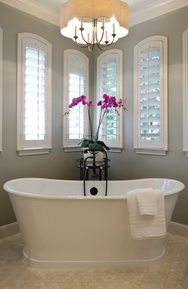 Inspiration för ett mellanstort vintage en-suite badrum, med ett undermonterad handfat, möbel-liknande, grå skåp, bänkskiva i kalksten, ett fristående badkar, en hörndusch, vit kakel, stenkakel, blå väggar och travertin golv