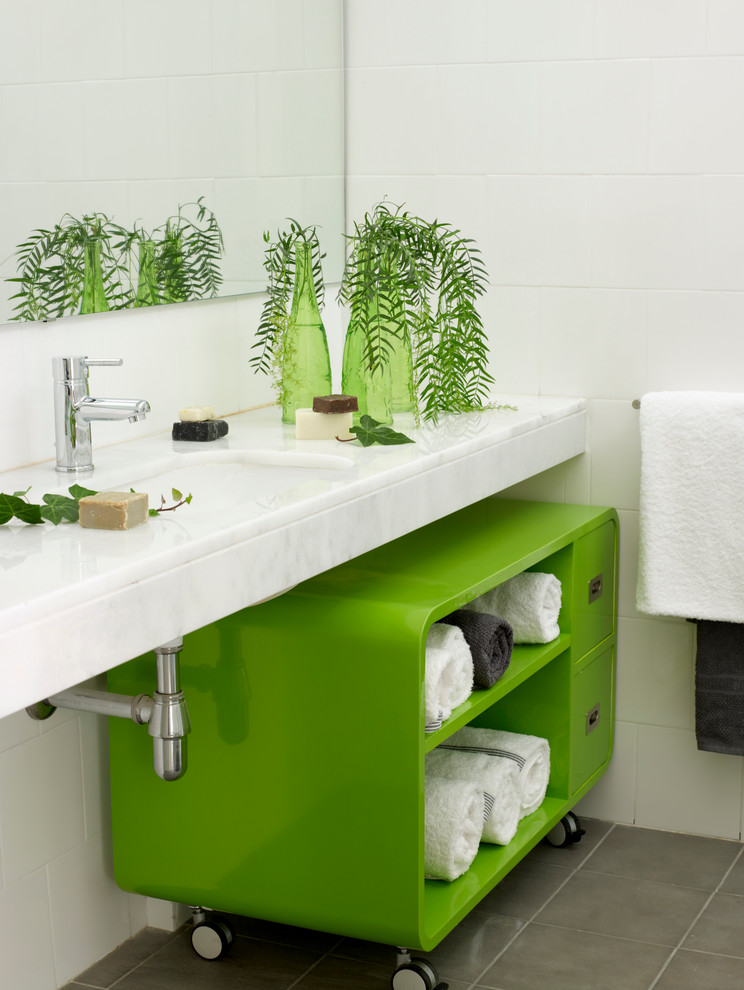 Foto de cuarto de baño principal actual de tamaño medio con paredes blancas y lavabo integrado