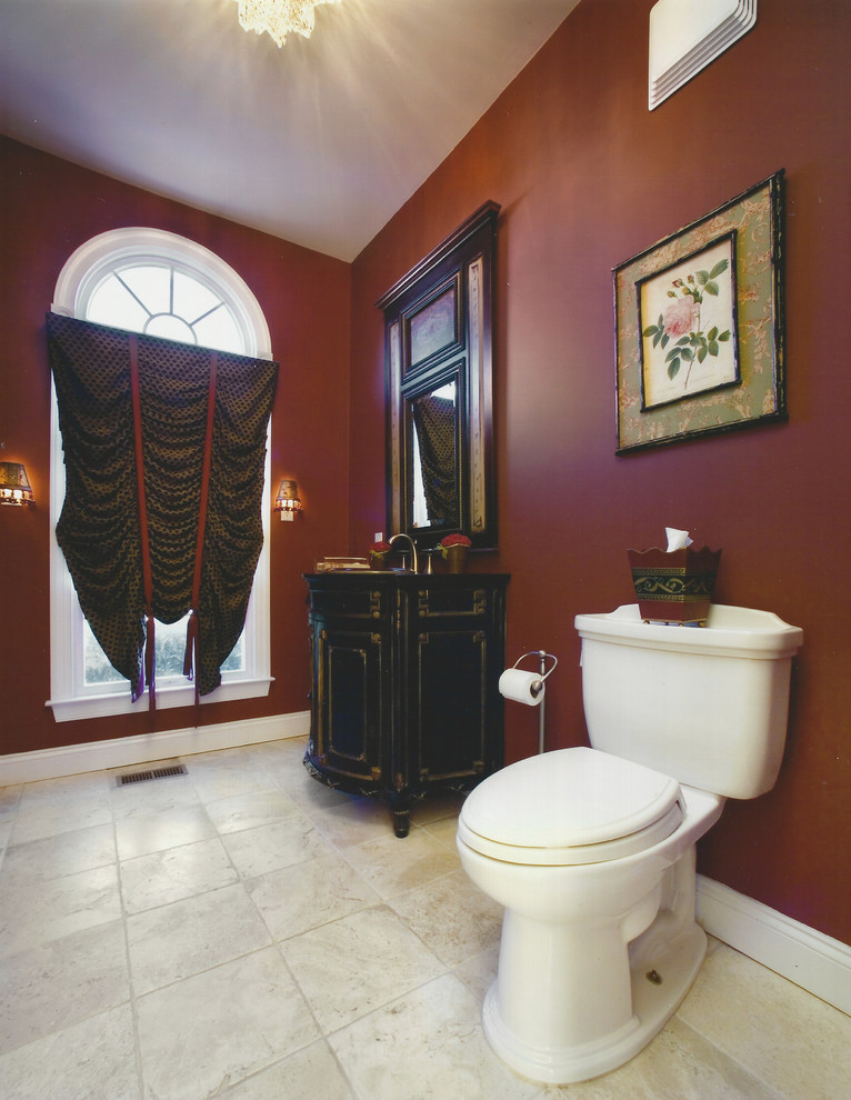 Cette image montre une grande salle d'eau traditionnelle avec un lavabo encastré, un placard en trompe-l'oeil, des portes de placard noires, un plan de toilette en granite, un carrelage beige, des carreaux de porcelaine, un mur rouge et un sol en carrelage de porcelaine.