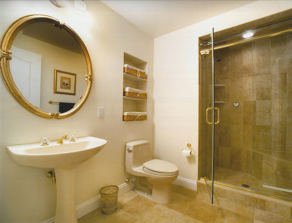 На фото: ванная комната среднего размера в средиземноморском стиле с раковиной с пьедесталом, белыми фасадами, душем в нише, бежевой плиткой, керамогранитной плиткой, белыми стенами и полом из керамогранита