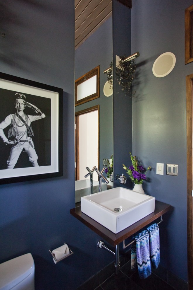 Esempio di una stanza da bagno con doccia contemporanea di medie dimensioni con pareti viola, lavabo da incasso, nessun'anta, ante in legno scuro e top in legno