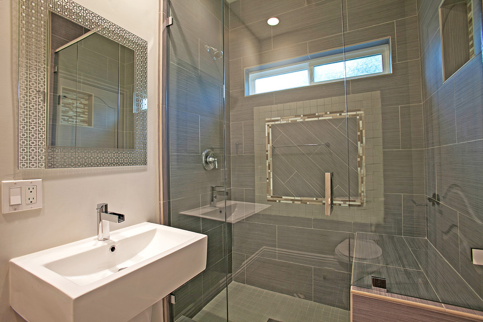 Immagine di una stanza da bagno con doccia classica di medie dimensioni con lavabo a colonna, doccia alcova e pareti bianche