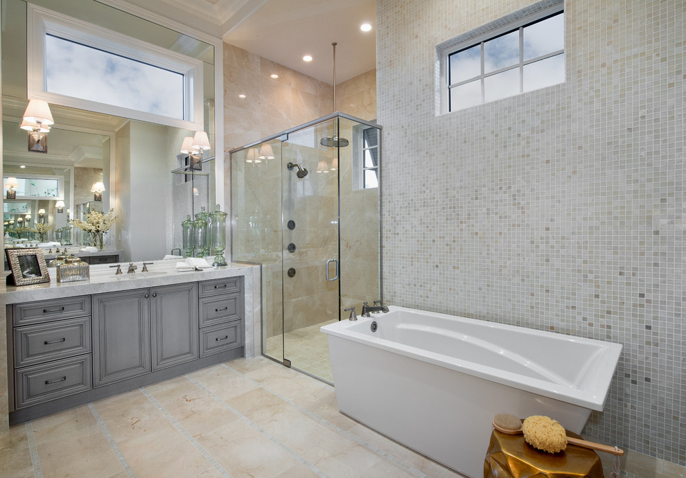 Klassisk inredning av ett stort en-suite badrum, med skåp i shakerstil, grå skåp, laminatbänkskiva, ett fristående badkar och en kantlös dusch