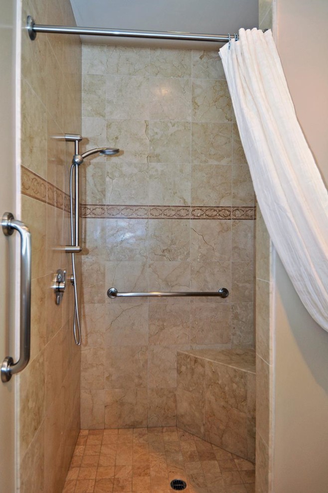 Idéer för att renovera ett mellanstort funkis badrum med dusch, med släta luckor, skåp i mellenmörkt trä, en dusch/badkar-kombination, en toalettstol med separat cisternkåpa, flerfärgad kakel, kakel i småsten, beige väggar, travertin golv, ett undermonterad handfat och granitbänkskiva