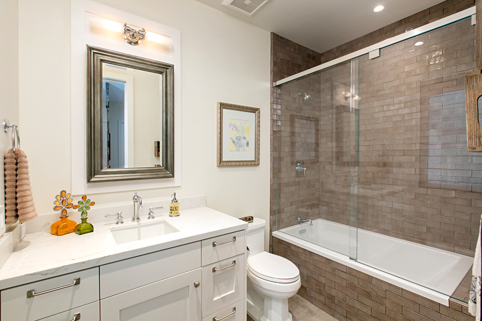 Exempel på ett lantligt vit vitt badrum med dusch, med skåp i shakerstil, vita skåp, ett badkar i en alkov, en dusch/badkar-kombination, brun kakel, vita väggar, ett undermonterad handfat, grått golv och dusch med skjutdörr
