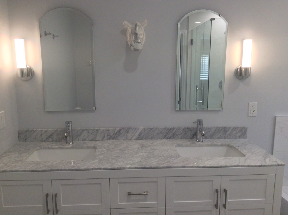 Inredning av ett modernt mellanstort badrum, med vita skåp, vita väggar, skåp i shakerstil, ett platsbyggt badkar, en hörndusch, klinkergolv i keramik, marmorbänkskiva och ett undermonterad handfat