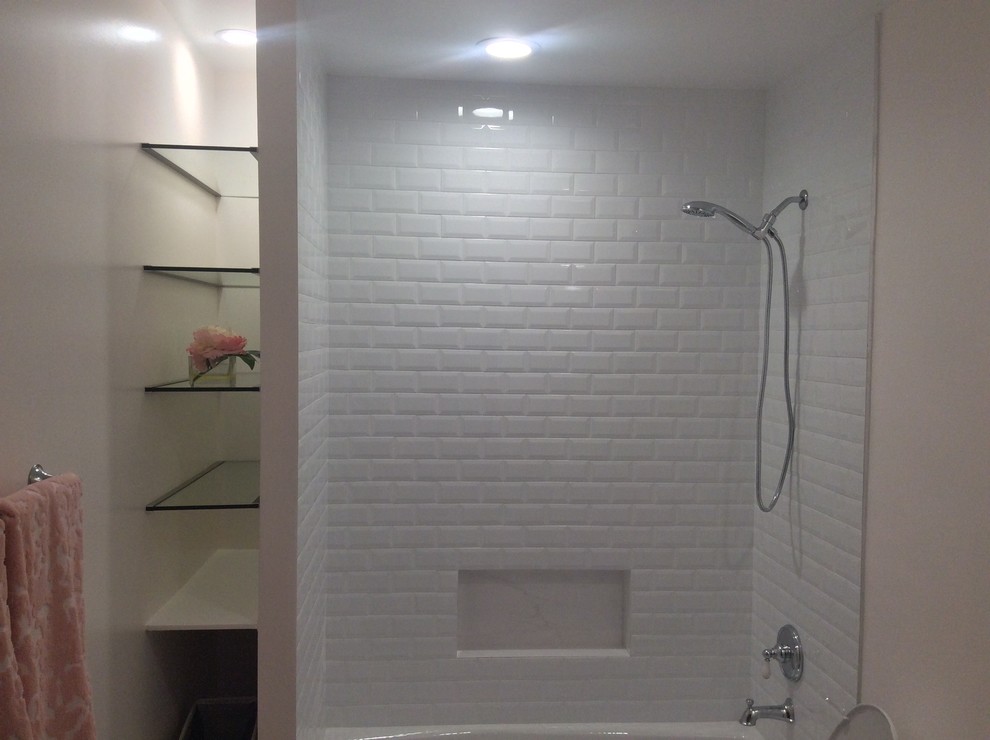 Mittelgroßes Modernes Badezimmer mit Eckbadewanne, Duschbadewanne, weißen Fliesen, Metrofliesen, beiger Wandfarbe, integriertem Waschbecken, Toilette mit Aufsatzspülkasten und Keramikboden in Los Angeles