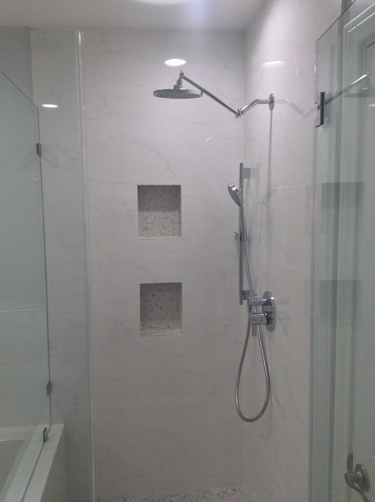 Imagen de cuarto de baño moderno de tamaño medio con puertas de armario blancas, paredes blancas, armarios estilo shaker, bañera encastrada, ducha esquinera, suelo de baldosas de cerámica y encimera de mármol