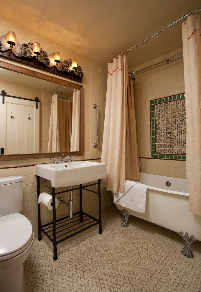 アルバカーキにあるサンタフェスタイルのおしゃれな浴室の写真