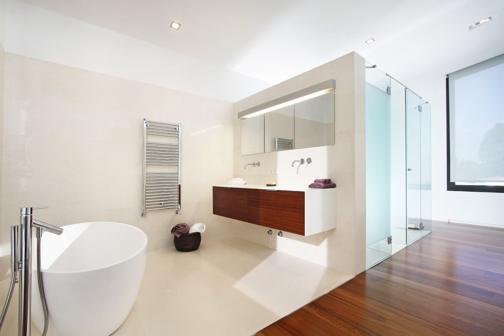 Réalisation d'une grande salle de bain principale design avec une baignoire indépendante, un combiné douche/baignoire, un mur beige et un lavabo intégré.