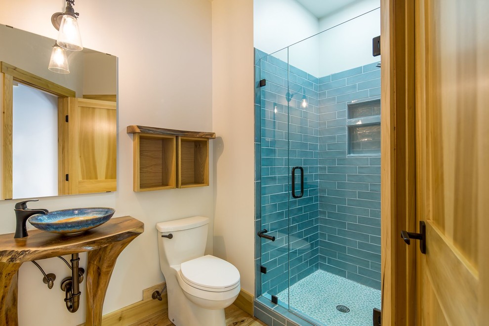 Idee per una piccola stanza da bagno con doccia contemporanea con doccia alcova, WC monopezzo, piastrelle blu, piastrelle in ceramica, pareti bianche, parquet chiaro, lavabo a bacinella e top in superficie solida