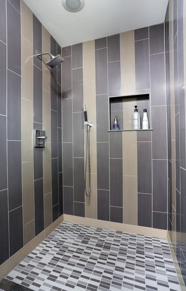 Ispirazione per una stanza da bagno con doccia minimalista di medie dimensioni con doccia a filo pavimento, piastrelle grigie, piastrelle in gres porcellanato, pareti grigie e pavimento in gres porcellanato