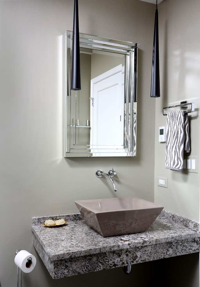 Idee per una stanza da bagno con doccia minimalista di medie dimensioni con lavabo a bacinella, top in granito e pareti beige