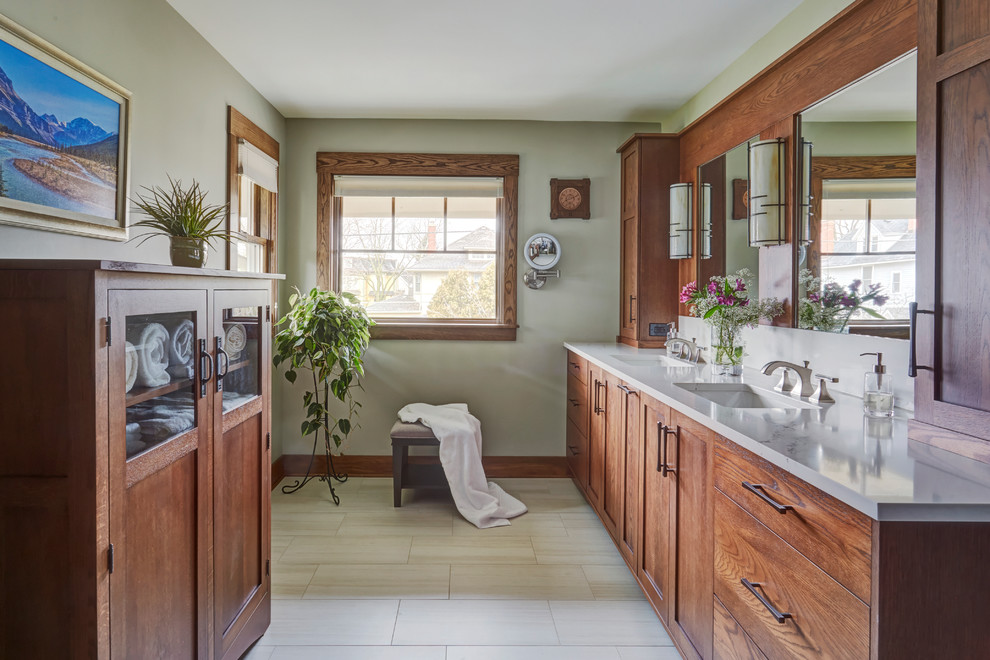На фото: главная ванная комната в стиле кантри с фасадами цвета дерева среднего тона, серыми стенами, врезной раковиной, бежевым полом, белой столешницей и окном