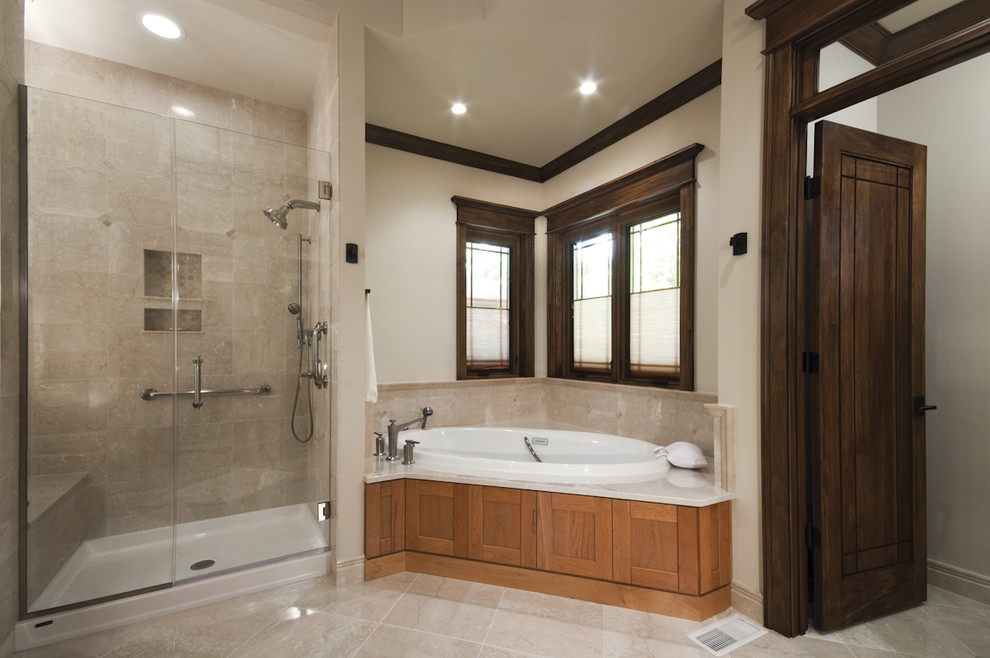Idéer för att renovera ett vintage badrum, med skåp i shakerstil, skåp i mellenmörkt trä, ett platsbyggt badkar, en dusch i en alkov och beige kakel