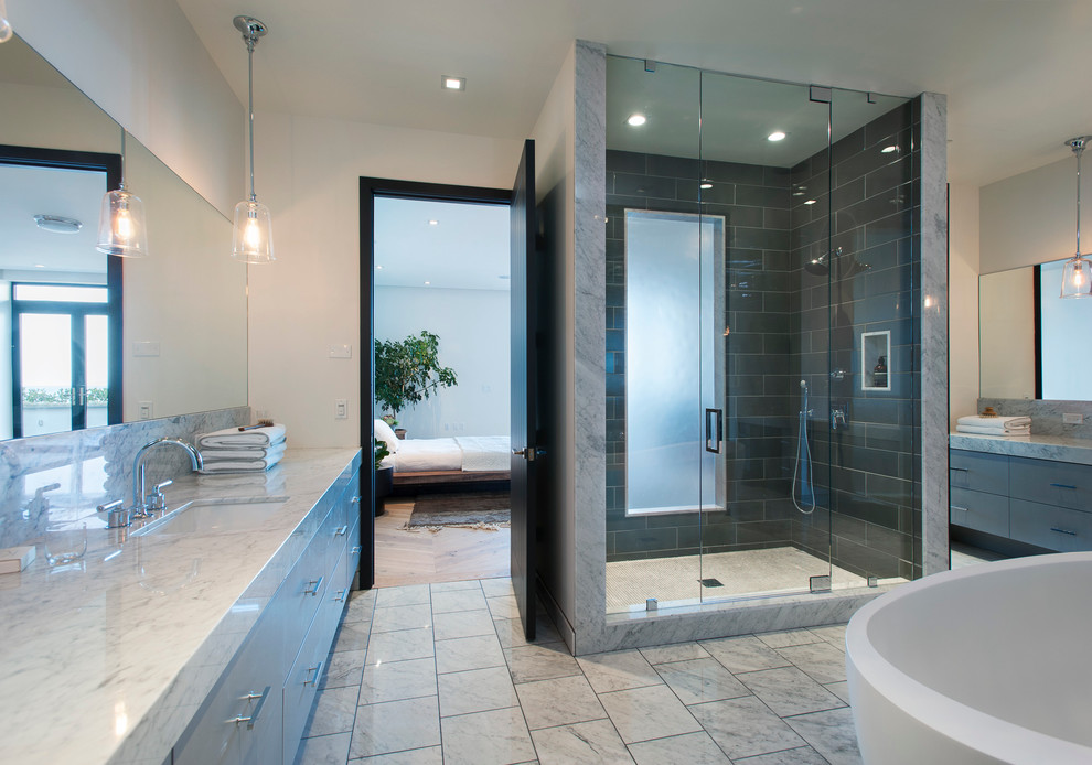 На фото: ванная комната в современном стиле с мраморной столешницей