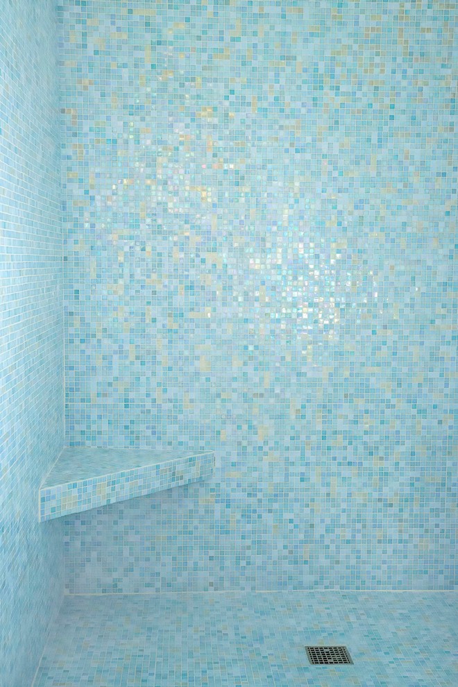 Foto di una stanza da bagno per bambini moderna di medie dimensioni con ante lisce, ante bianche, doccia alcova, WC monopezzo, piastrelle blu, piastrelle di vetro, pareti bianche, pavimento con piastrelle in ceramica, lavabo sottopiano e top in quarzite