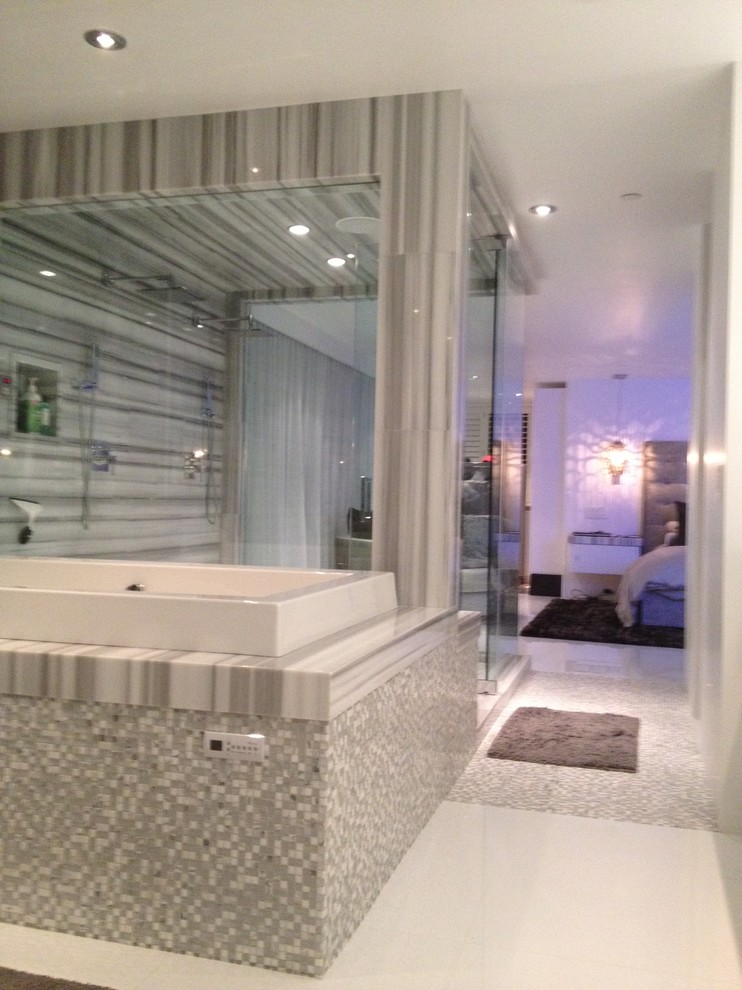 На фото: баня и сауна в стиле модернизм с накладной ванной, серой плиткой и плиткой мозаикой с