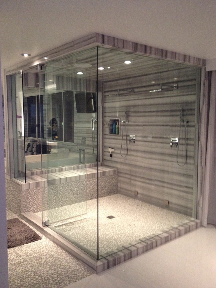 На фото: большая главная ванная комната в стиле модернизм с мраморной столешницей, серой плиткой, душем без бортиков, керамической плиткой, белыми стенами, полом из керамической плитки, белым полом и душем с распашными дверями