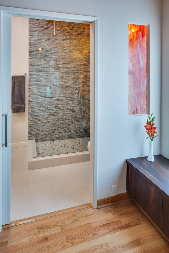 Foto di una piccola stanza da bagno padronale contemporanea con ante in legno bruno, doccia ad angolo, piastrelle grigie, piastrelle a listelli, pareti blu e pavimento in travertino