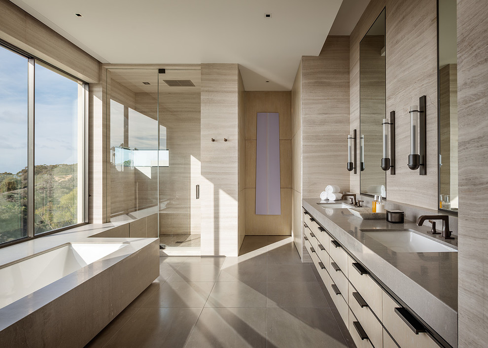 Réalisation d'une salle de bain principale design avec un lavabo encastré, un placard à porte plane, des portes de placard beiges, une baignoire encastrée, une douche d'angle et un carrelage beige.