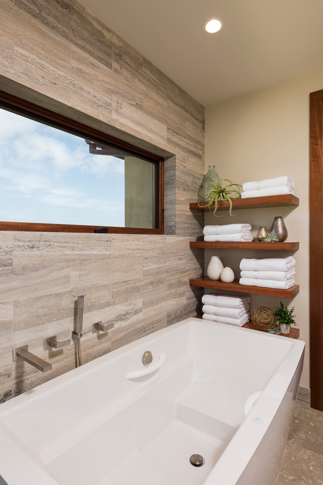 Foto på ett mellanstort funkis en-suite badrum, med släta luckor, bruna skåp, ett fristående badkar, en kantlös dusch, grön kakel, kakelplattor, kalkstensgolv, ett undermonterad handfat och bänkskiva i kalksten