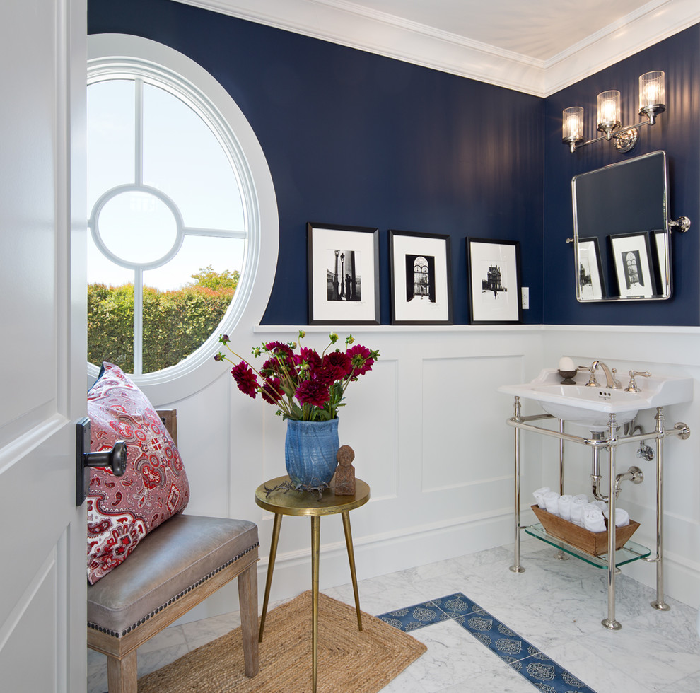 Идея дизайна: маленькая ванная комната: освещение в стиле неоклассика (современная классика) с синей плиткой, плиткой мозаикой, синими стенами, мраморным полом и раковиной с пьедесталом для на участке и в саду