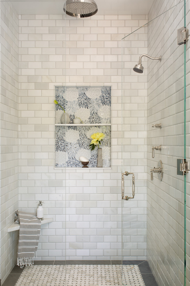 Mittelgroßes Klassisches Badezimmer En Suite mit offener Dusche, grauen Fliesen, weißer Wandfarbe und Marmorboden in San Diego
