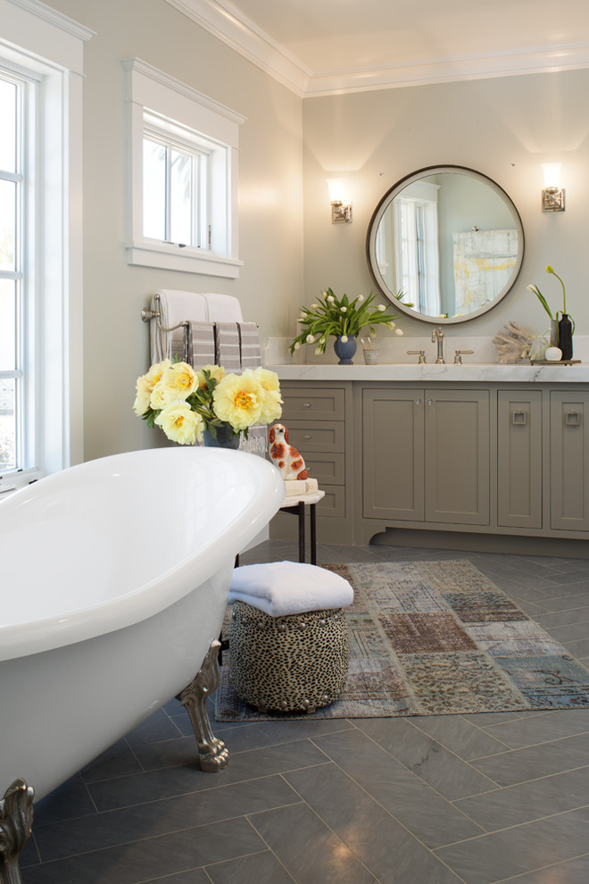 Exempel på ett mellanstort klassiskt en-suite badrum, med ett badkar med tassar, en öppen dusch, grå kakel, gröna väggar, ett nedsänkt handfat och marmorbänkskiva