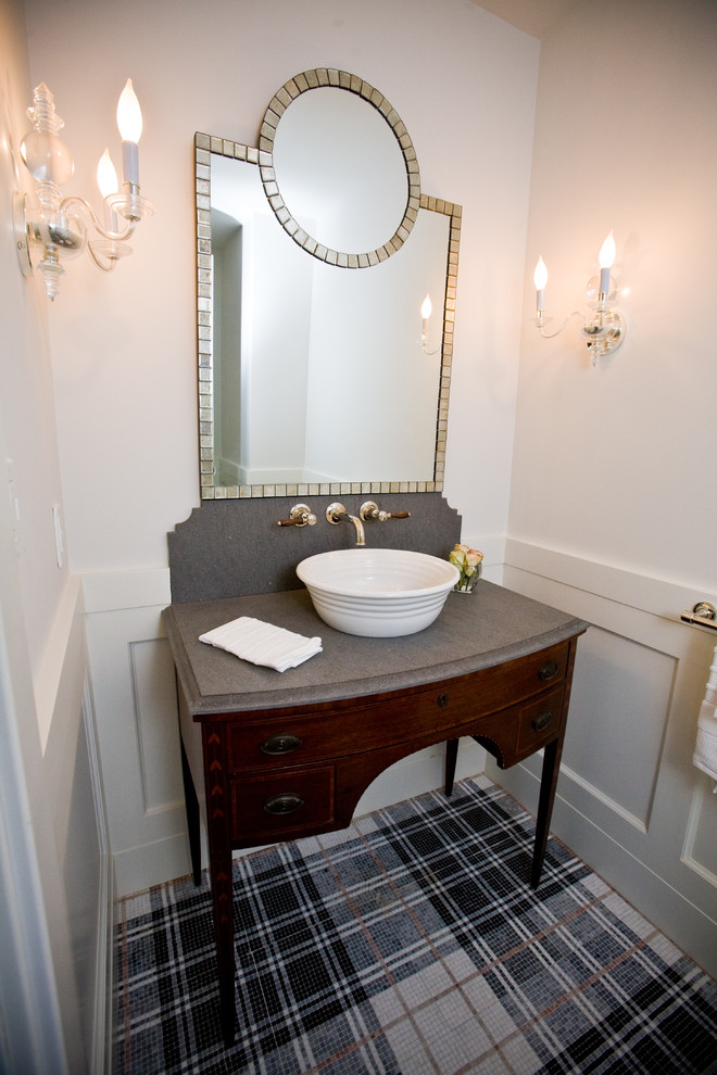 Imagen de cuarto de baño clásico con baldosas y/o azulejos en mosaico y lavabo sobreencimera