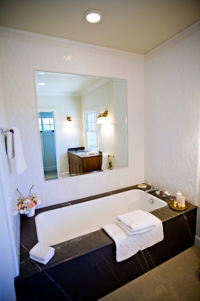 Foto di una stanza da bagno tradizionale con vasca sottopiano e piastrelle bianche