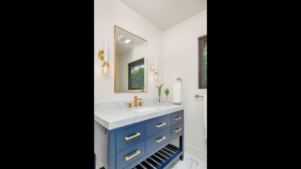 Exemple d'une salle de bain tendance de taille moyenne pour enfant avec un placard à porte plane, des portes de placard bleues, un mur blanc, un sol en carrelage de porcelaine, un lavabo encastré, un plan de toilette en marbre, un sol gris, un plan de toilette gris, meuble double vasque et meuble-lavabo sur pied.
