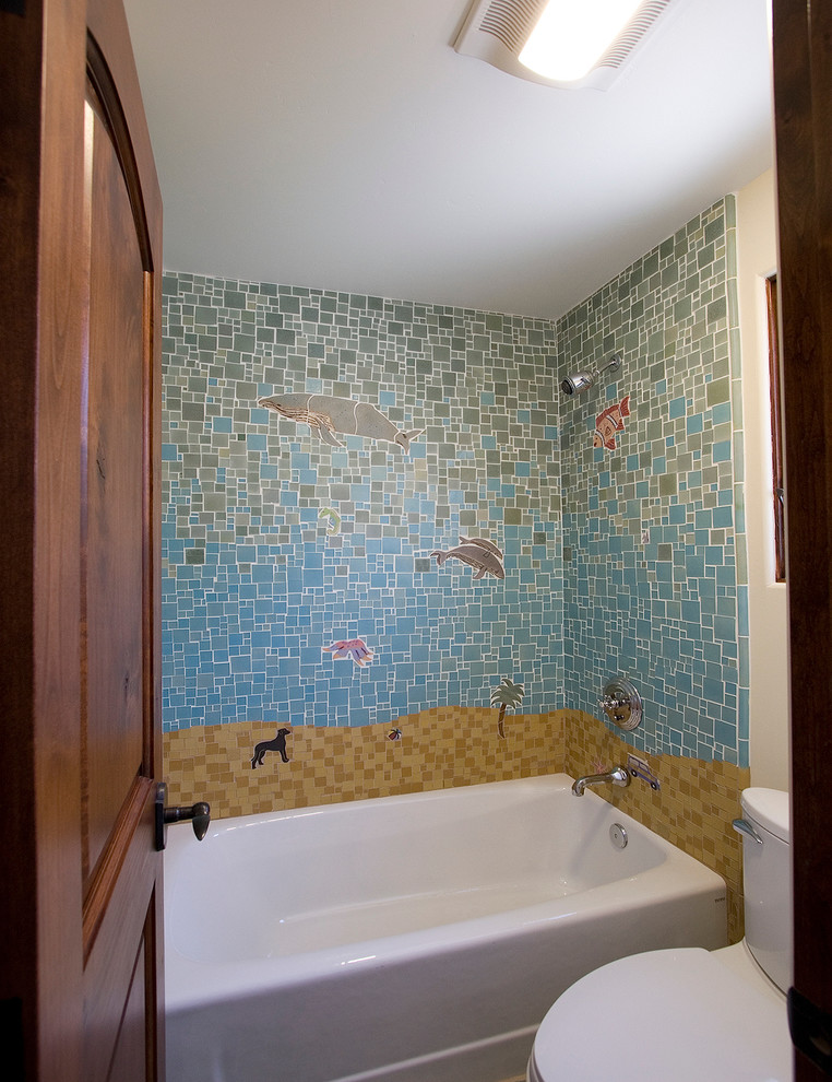 На фото: маленькая детская ванная комната в морском стиле с разноцветной плиткой и плиткой мозаикой для на участке и в саду с