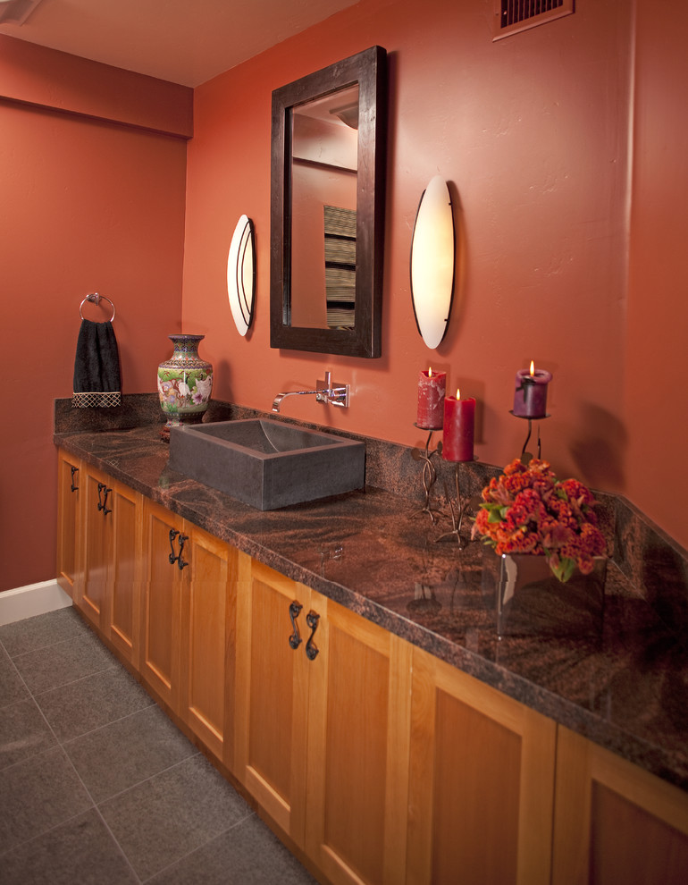 Idéer för att renovera ett litet eklektiskt badrum, med skåp i shakerstil, skåp i mellenmörkt trä, en toalettstol med separat cisternkåpa, brun kakel, porslinskakel, röda väggar, klinkergolv i porslin, ett fristående handfat och granitbänkskiva