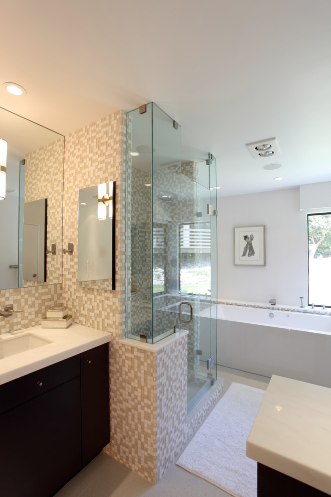 Idéer för mellanstora funkis en-suite badrum, med flerfärgad kakel, ett fristående badkar, ett undermonterad handfat, vita väggar, glaskakel, släta luckor, skåp i mörkt trä, en dusch i en alkov, klinkergolv i keramik och marmorbänkskiva