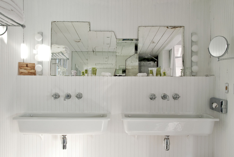 Ispirazione per una stanza da bagno shabby-chic style con pareti bianche e lavabo sospeso
