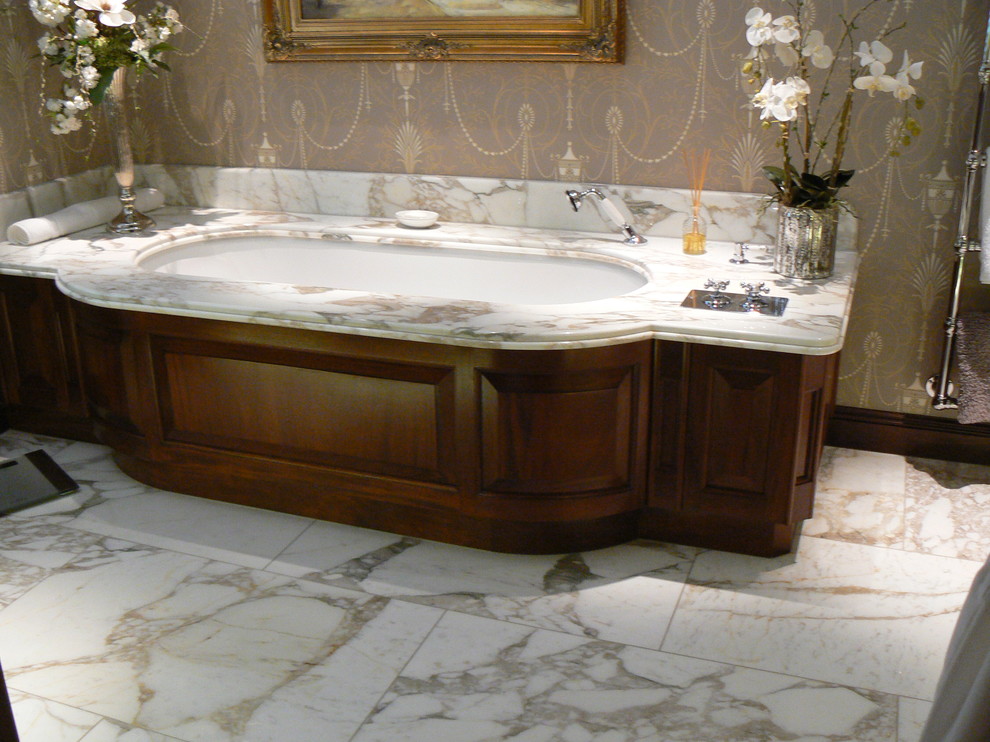 Пример оригинального дизайна: ванная комната среднего размера в классическом стиле с мраморным полом